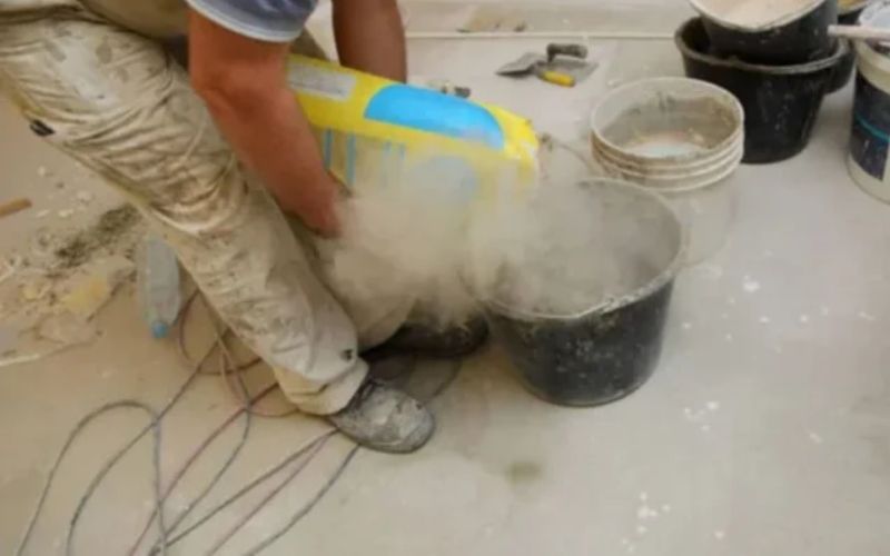 Trộn keo dán gạch với xi măng