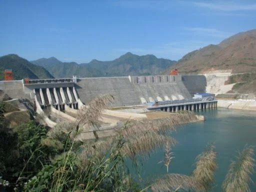 Hình 3. Sử dụng tro bay trong chế tạo bê tông đập thủy điện Sơn La