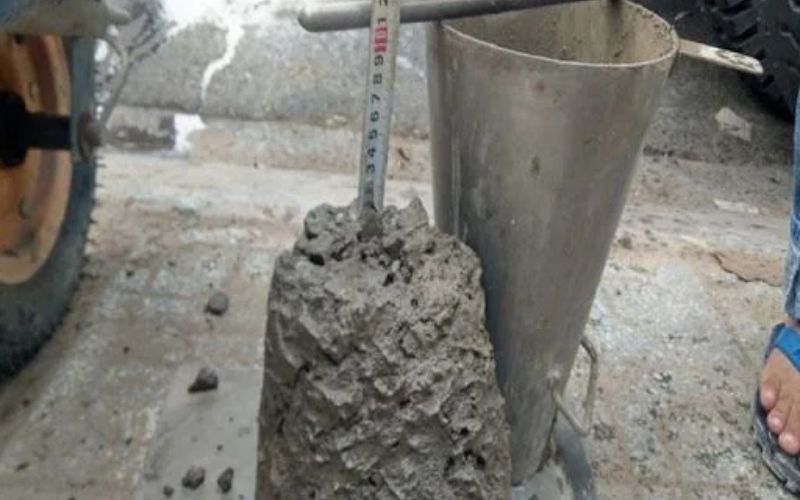 Hình 2: Kiểm tra độ sụt của bê tông