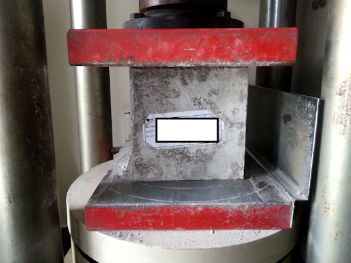Hình 5: Thử nghiệm nén mẫu xác định cường độ bê tông