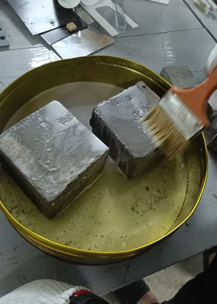Quét phụ gia tăng cứng cho bê tông