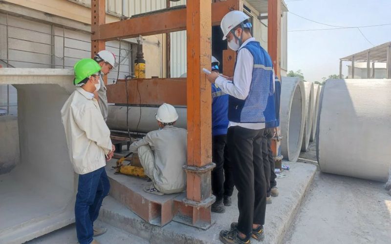 Thực hiện thí nghiệm ống cống bê tông tại hiện trường