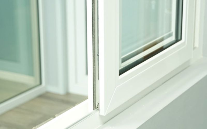 Hình ảnh thanh định hình (profile) poly (vinyl clorua) không hóa dẻo (PVC-U) sử dụng trong cửa sổ, cửa đi