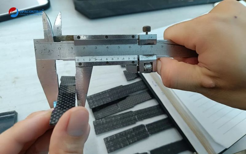 Đo độ cứng cho mẫu vật liệu composite