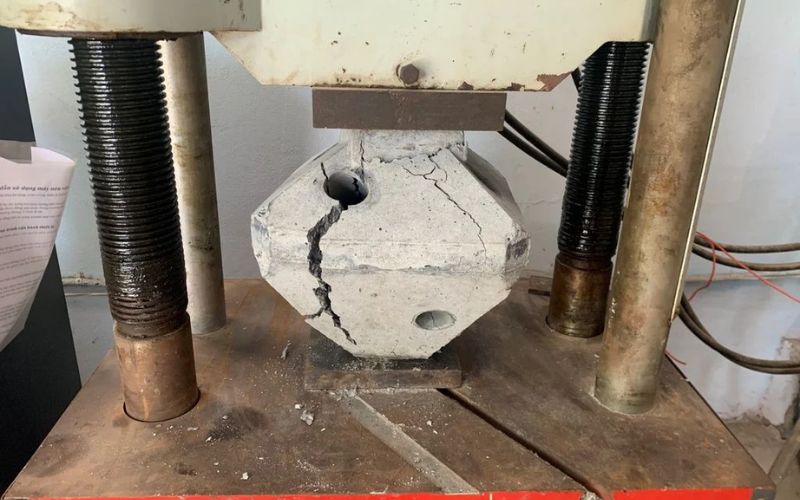 Hình ảnh phá hủy mẫu móng kim cương