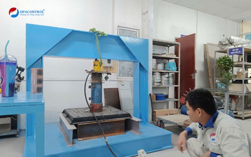 Thử nghiệm nắp hố ga và khung chắn rác tại OPACONTROL 