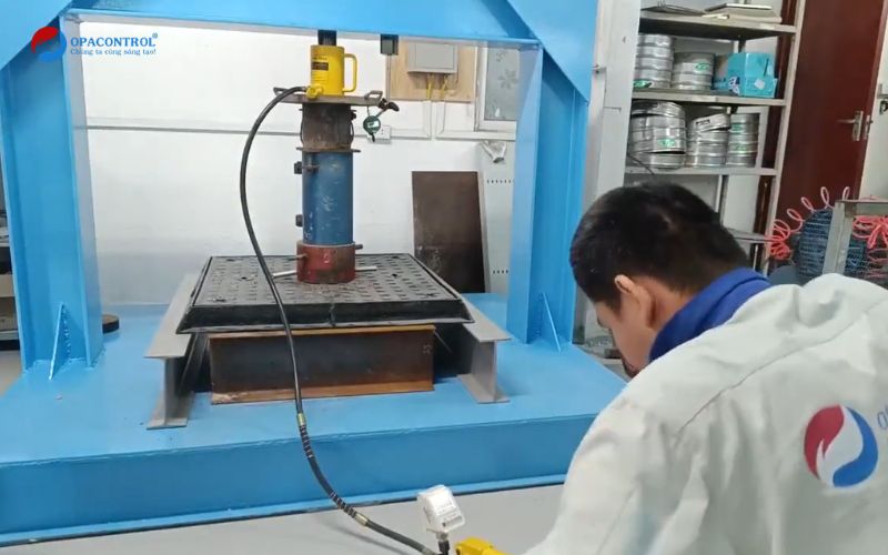 Kỹ thuật viên OPACONTROL kiểm tra tải nắp hố ga thực tế