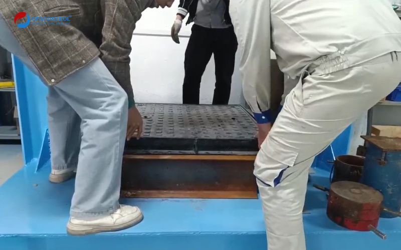 Đặt nắp hố ga lên thiết bị thử 