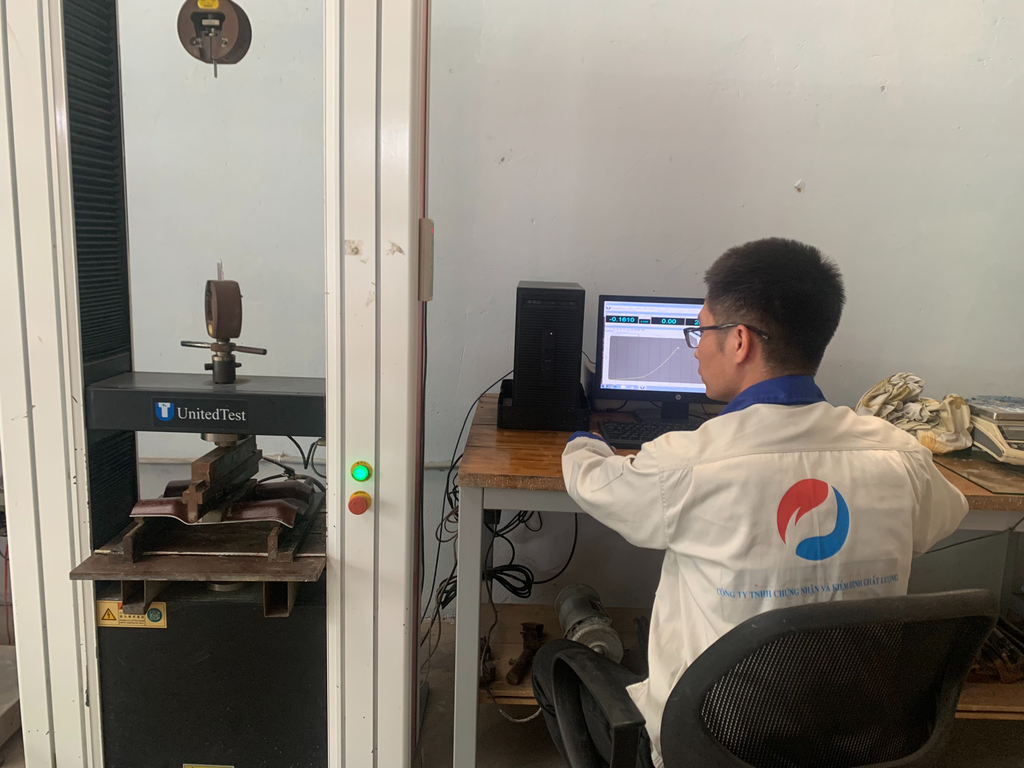 Thử nghiệm tải trọng uốn gãy của Ngói gốm tráng men tại Opacontrol