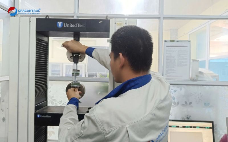 Kiểm tra độ bền kéo bằng máy United Testing Systems tại OPACONTROL 