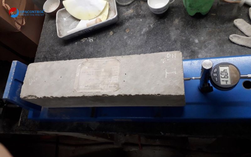 Thiết bịn xác định độ co ngót bê tông 