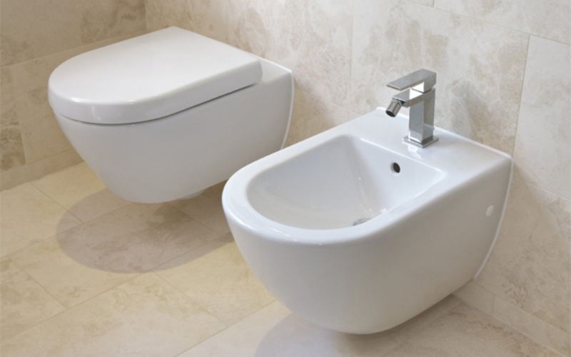 Hình ảnh mẫu bồn tiểu nữ được lắp đặt và sử dụng