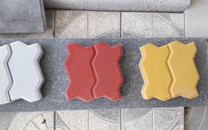 Lấy mẫu thử nghiệm gạch bê tông tự chèn để thử nghiệm 