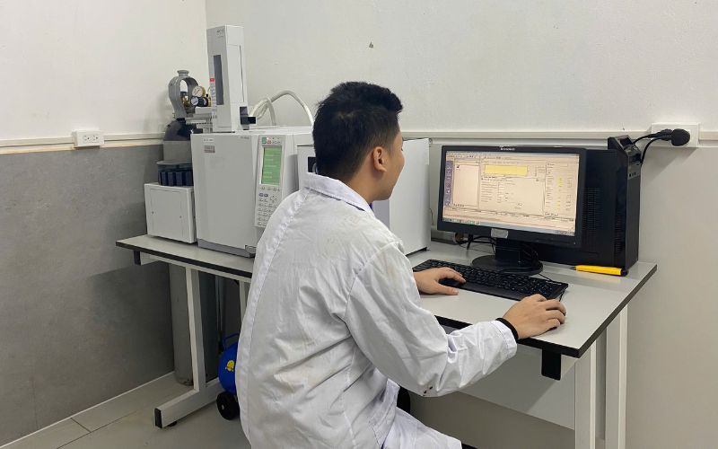 Chuyên gia tiến hành chạy mẫu trên thiết bị GC-FID ghi nhận giá trị VOC