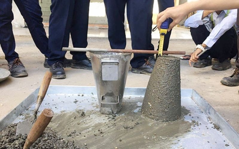 Thực hiện thử nghiệm độ sụt của hỗn hợp bê tông 
