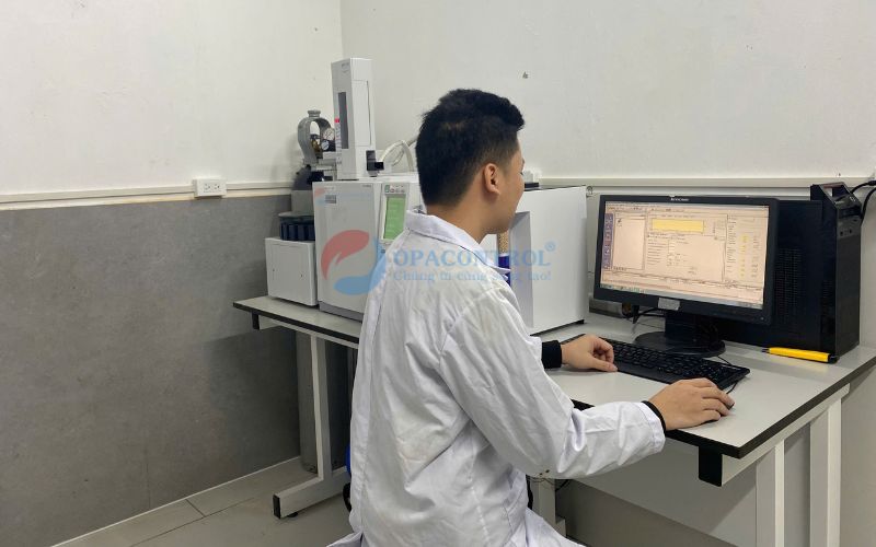 Chuyên gia tại OPACONTROL thực hiện kiểm tra hàm lượng VOC 
