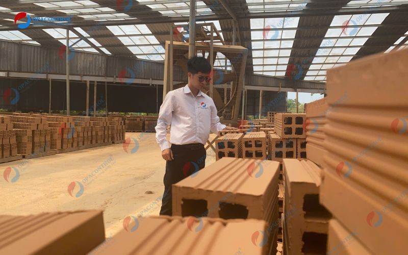 Kiểm tra các mẫu gạch Minh Long sản xuất