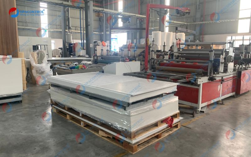 Kiểm tra chất lượng sản phẩm cửa gỗ nhựa tại cơ sở sản xuất