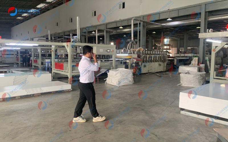 Chuyên gia đánh giá giám sát cửa gỗ nhựa composite tại nhà máy pima