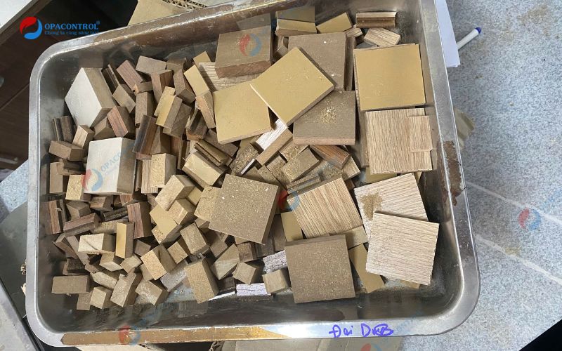 Hoạt động thí nghiệm ván dăm cho khách hàng tại OPACONTROL