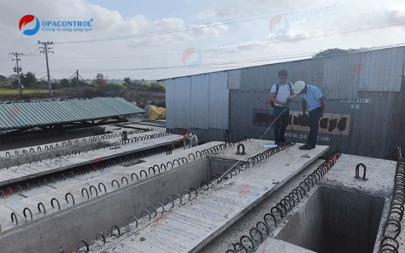 Chuẩn bị dụng cụ đo đạc thông số của sản phẩm bê tông dầm