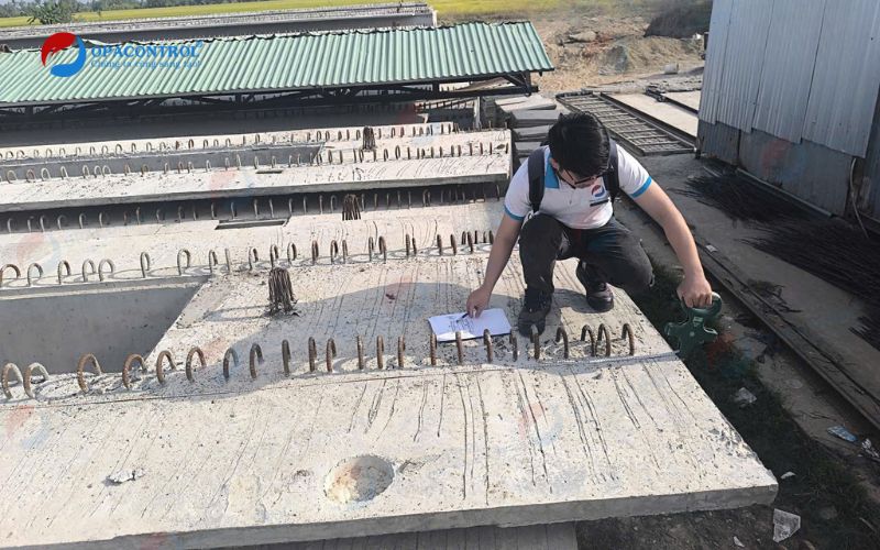 Chuyên gia OPA đo đạc và ghi lại thông số kỹ thuật của bê tông dầm