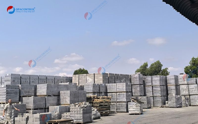 Lô gạch bê tông mới sản xuất