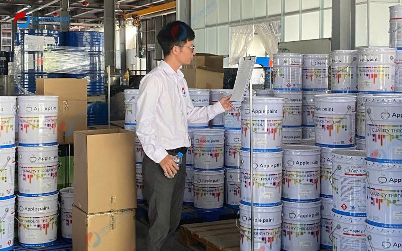 Chuyên gia đánh giá của OPACONTROL kiểm tra lô hàng sản xuất sơn của Công Ty TNHH SX TM DV XD Đại Hồng Phúc