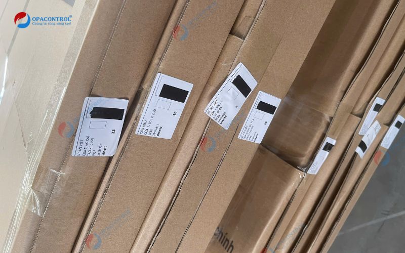 Sản phẩm cửa gỗ Composite OPACONTROL lấy mẫu đánh giá cho khách hàng