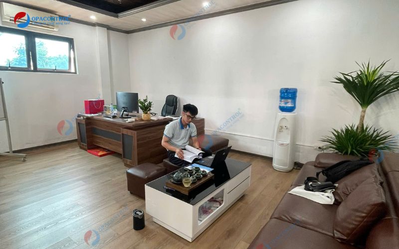 Chuyên gia OPACONTROL kiểm tra các giấy tờ, hồ sơ sản xuất của Công ty Cổ phần Thương mại và Dịch vụ Tam Phát