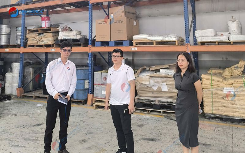 Chuyên gia kỹ thuật cùng quản lý của Công ty TNHH Carbolline đánh giá quá trình sản xuất sơn