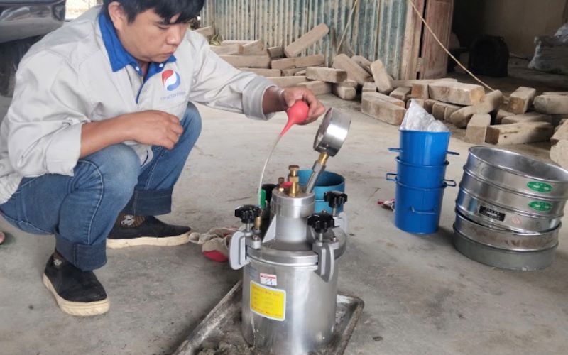 Chuyên gia OPACONTROL tiến thành thử nghiệm mẫu trộn bê tông