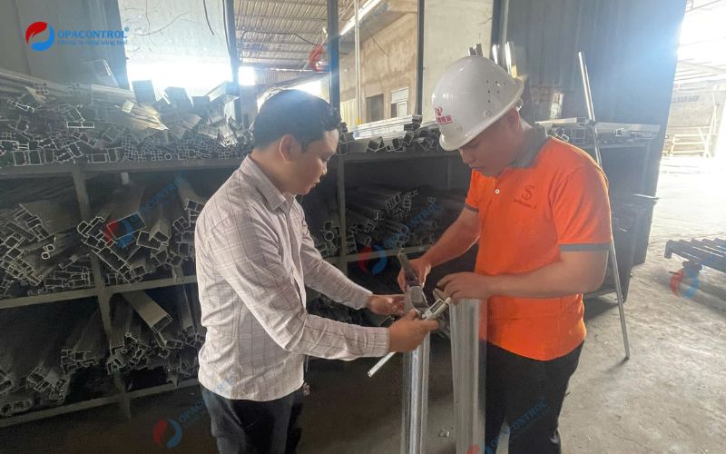 Kiểm tra sản phẩm nhôm do công ty Nam Á sản xuất 