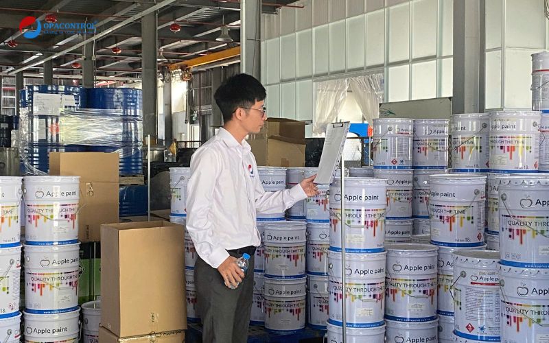 Lấy mẫu sơn thử nghiệm cho khách hàng 