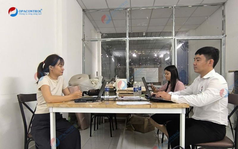 Chuyên gia OPACONTROL trong buổi đánh giá hợp chuẩn vật liệu gỗ